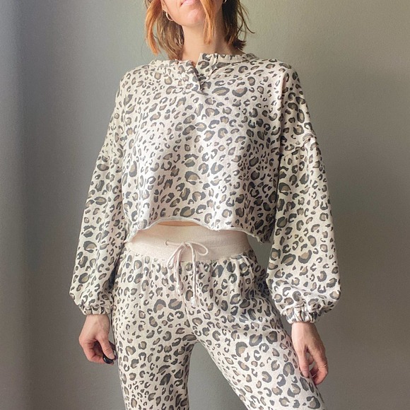 Hippie Rose Cream Cheetah Leopard Print Cropped Sweatshirt + Jogger Size Small - Picture 1 of 5